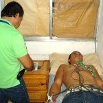 Paúl Velásquez se realiza el electrocardiograma durante la jornada de chequeos.