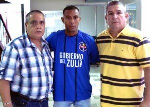 Alfredo Morales - Roberto Carlos Bol+¡var - Alfredo Dom+¡nguez Alfredo Morales, vicepresidente, y Alfredo Domínguez, gerente, le dieron la bienvenida a Roberto Carlos Bolívar.