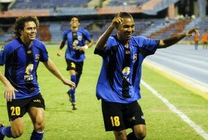 Roberto Carlos Bolívar celebró su octavo tanto de la temporada.